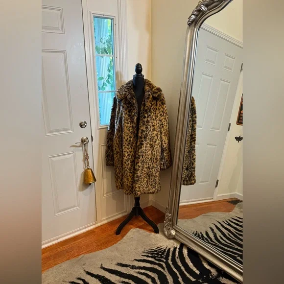 JCREW LEOPARD PRINT FAUX FUR COAT ♥︎
• 90’S VIBES • GRUNGE • VINTAGE • - Picture 2 of 10